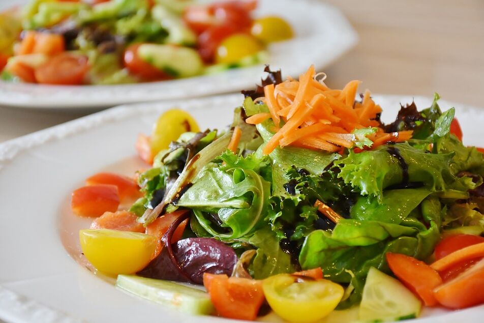 салата од зеленчук со билки за кето диета