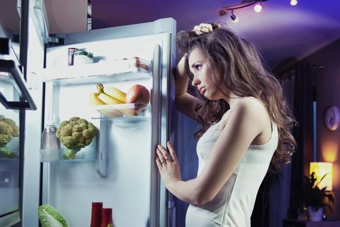 девојка во фрижидер додека ја следи нејзината омилена диета