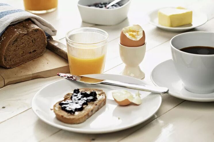 Тост од цело зрно, јајце и шолја кафе - појадок на диетално мени со 1500 калории